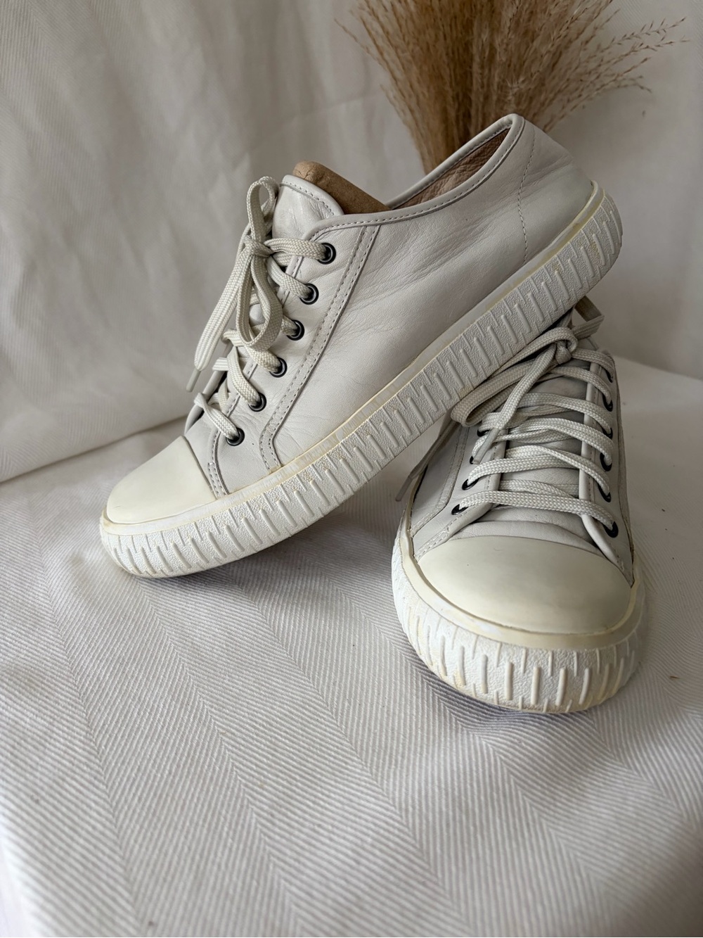 Eileen Fisher Pale Gray  Leather Slip-On Sneaker Tennis Size 8 Athletic